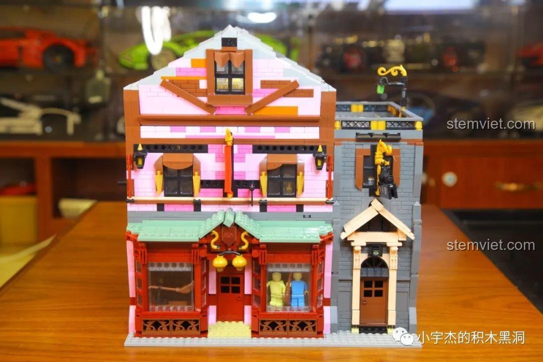 Góc nhìn nghiêng của mô hình Cửa hàng phép thuật 16039, thể hiện rõ kiến trúc lệch tầng độc đáo.