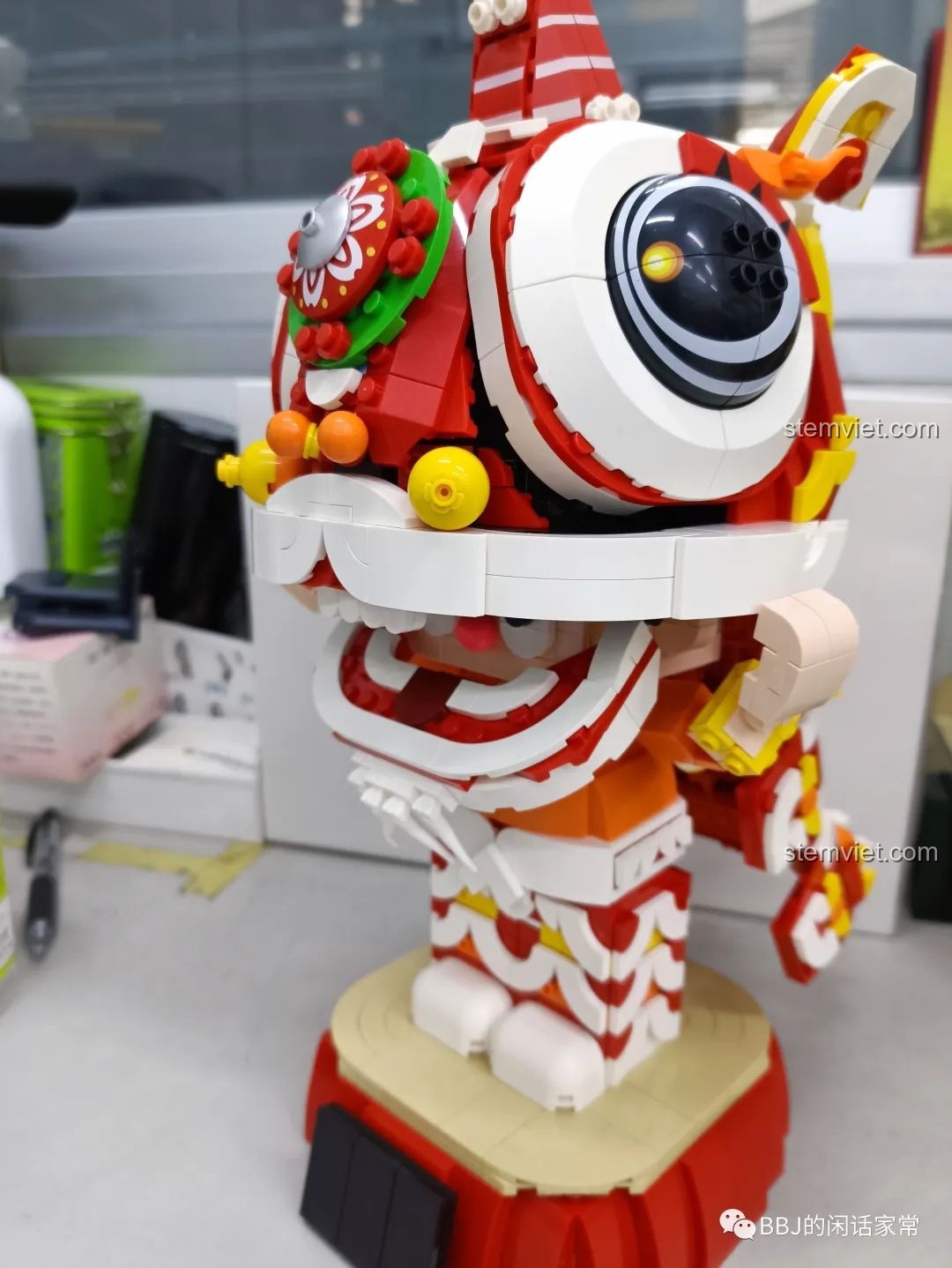 Góc nghiêng của bộ lắp ghép Mô hình Đầu Lân Candy Buw siêu tiết kiệm, khoe trọn các chi tiết.