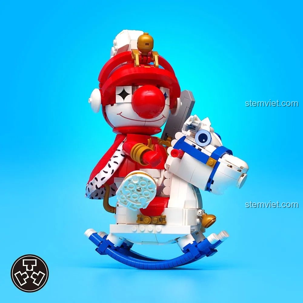 Góc nghiêng của MOC Hiệp sĩ Hề cưỡi ngựa bập bênh, cho thấy sự phức tạp và sáng tạo trong lắp ráp.