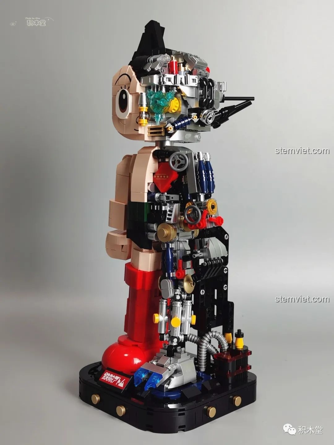 Mô hình Astro Boy Pantasy 86203 hoàn thiện nhìn từ góc nghiêng bên phải, lộ rõ phần cơ khí.