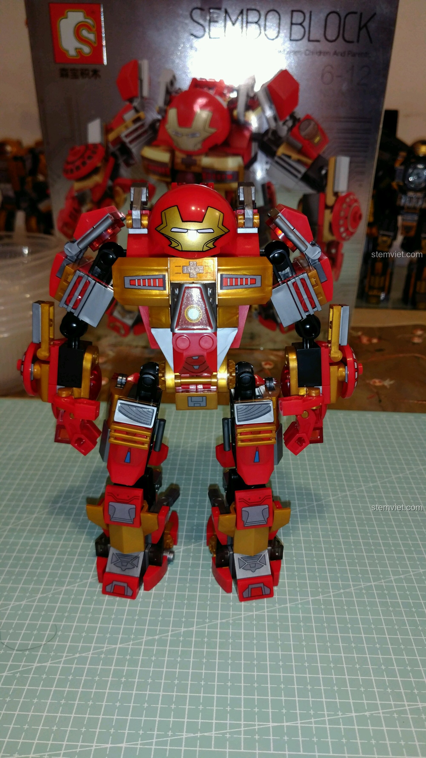 Góc nhìn nghiêng bên phải của bộ đồ chơi Người máy Hulkbuster MK16 cho bé trai 6+, khoe chi tiết giáp.