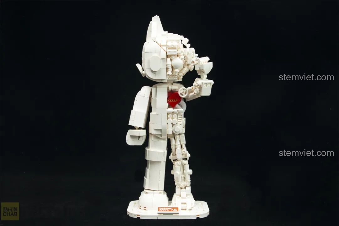 Góc nhìn nghiêng từ phía sau của mô hình Astro Boy trắng, thể hiện sự tinh tế trong thiết kế.