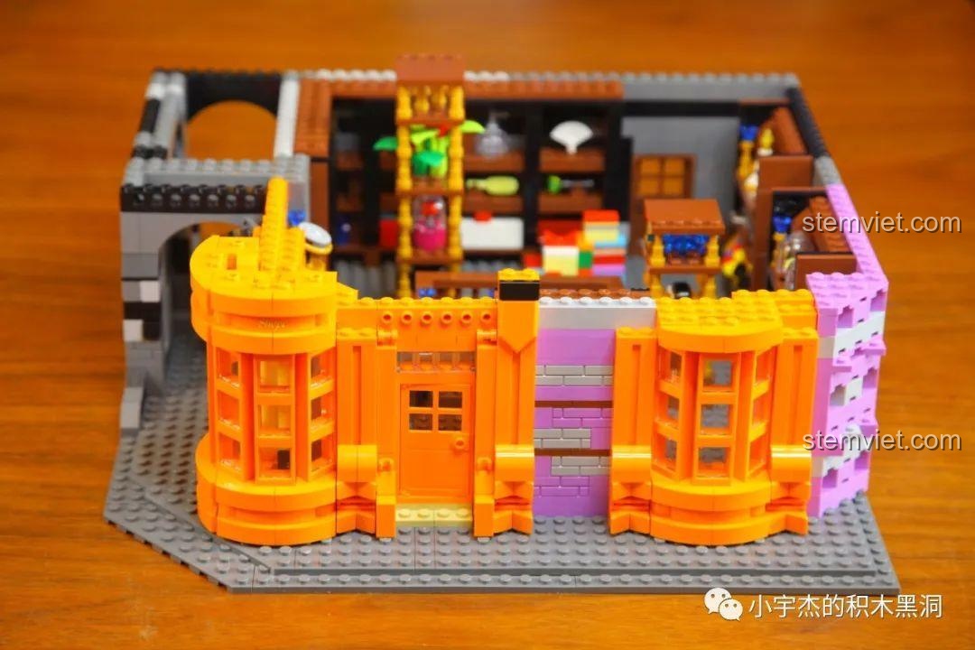 Góc nhìn nghiêng của tầng 1 bộ đồ chơi Tòa nhà Hẻm Xéo, khoe trọn kiến trúc độc đáo.