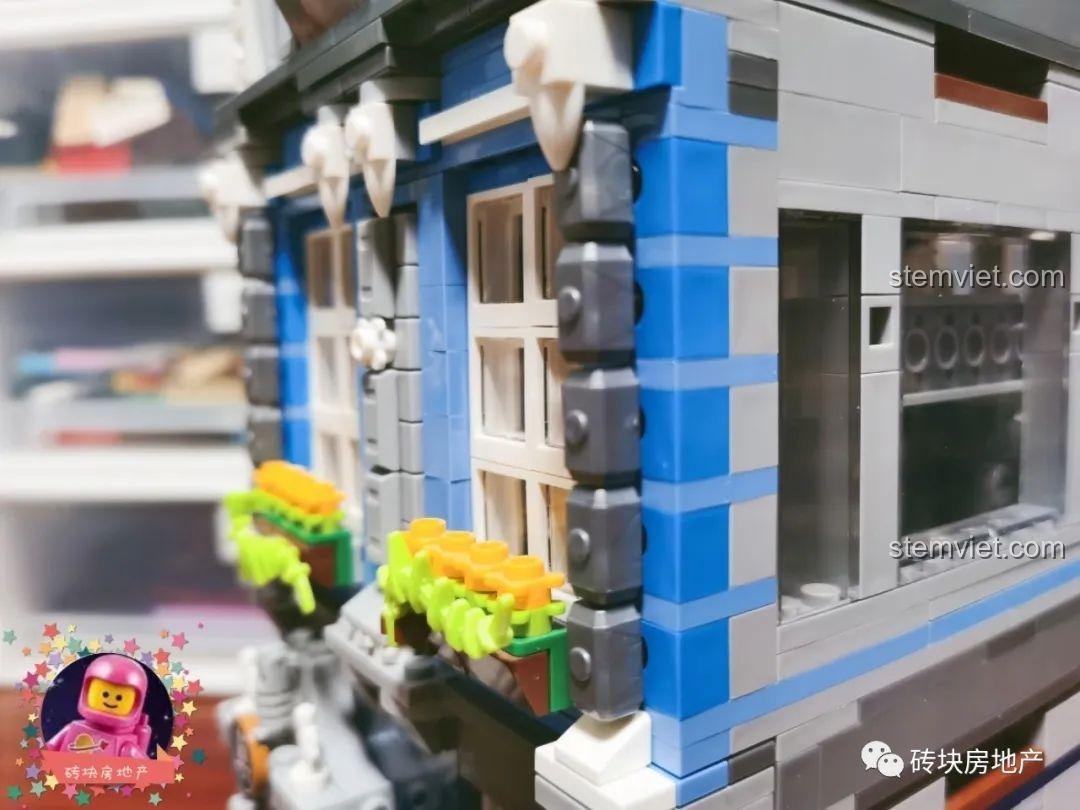 Góc nghiêng của tầng hai bộ Leier 10004, cho thấy chiều sâu và các chi tiết trang trí bên hông cửa sổ.