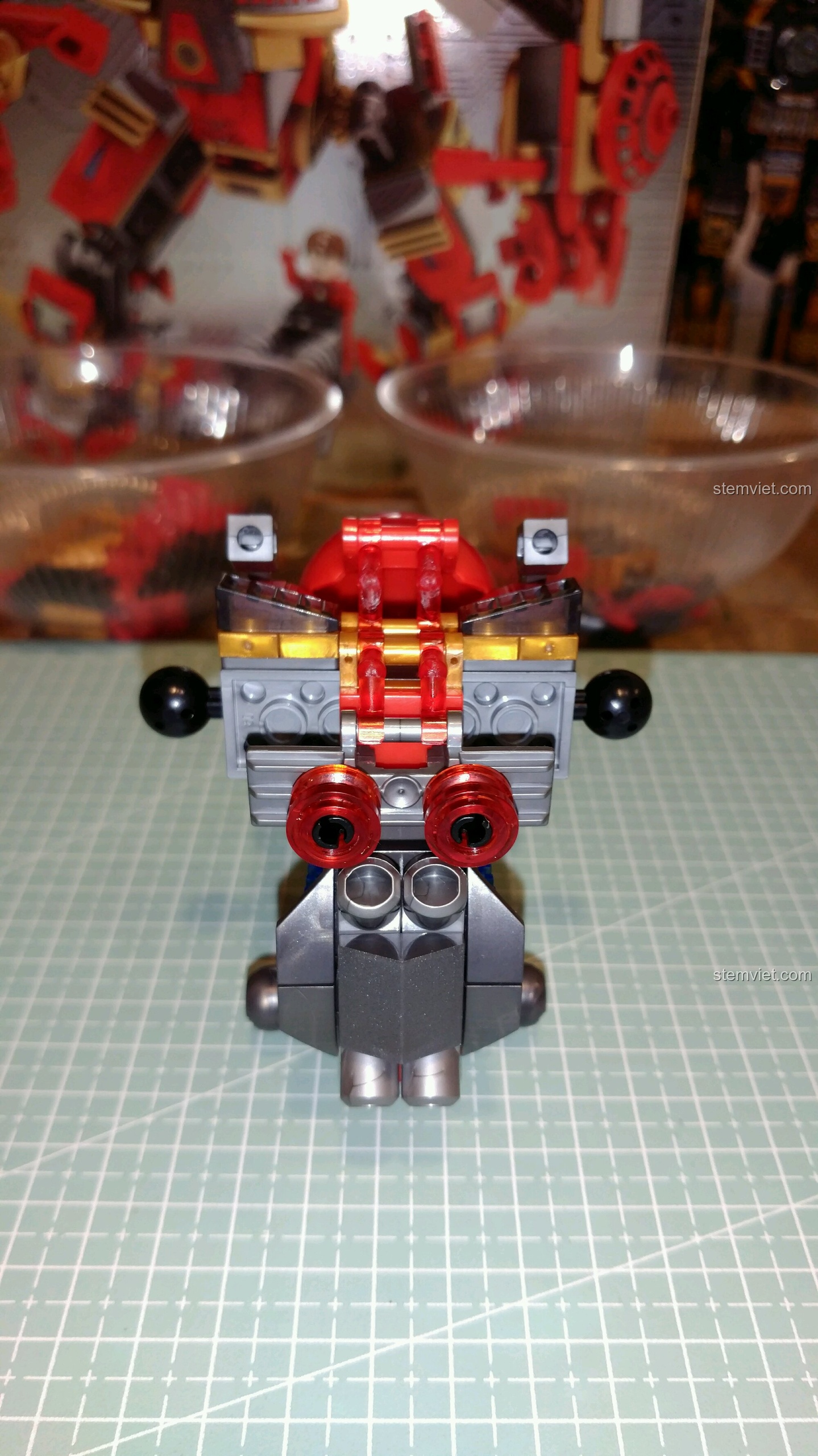 Góc nghiêng của phần thân trên hoàn chỉnh của Mô hình Iron Man Hulkbuster MK16 Sembo giá bình dân.