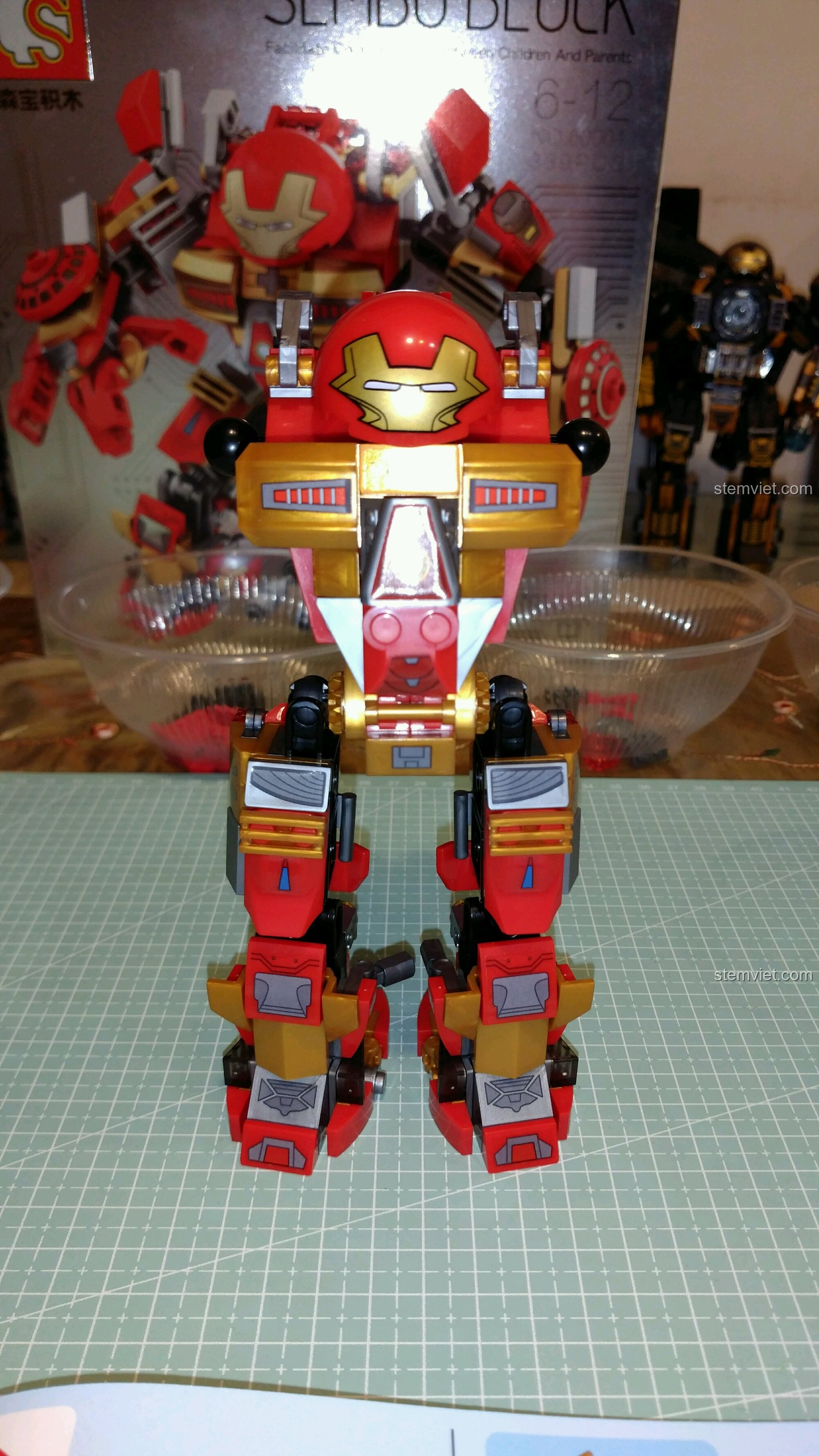 Góc nghiêng của mô hình sau khi kết hợp thân và chân, đồ chơi lắp ghép Người máy Hulkbuster MK16 Sembo.