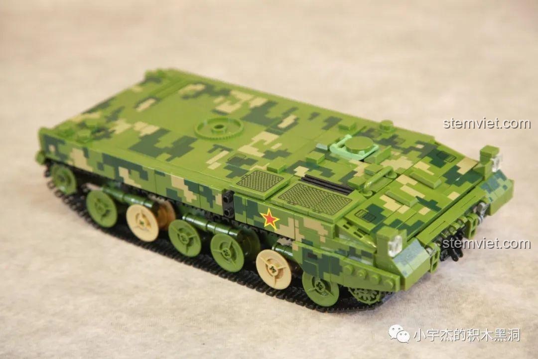 Góc nhìn nghiêng từ trên cao của thân xe Panlos Brick 688005 đã hoàn thiện.