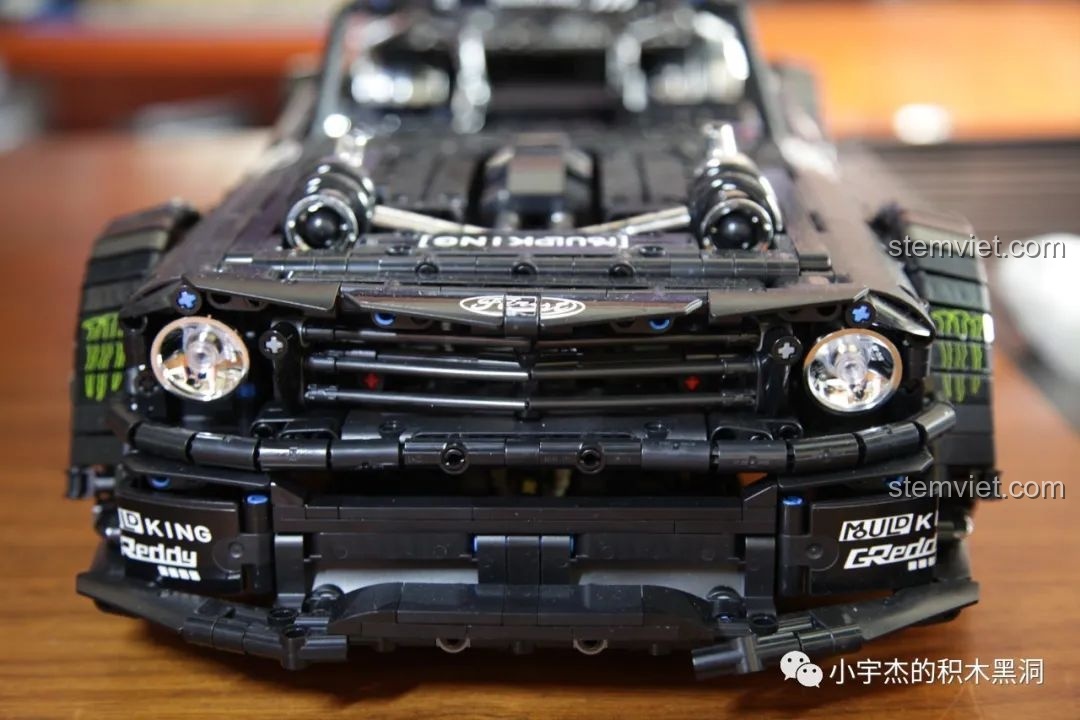 Góc nhìn 3/4 phía trước của mô hình Xe của Ken Block 13108 hoàn chỉnh, rất hầm hố.