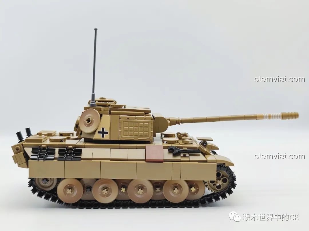 Góc nhìn 3/4 từ phía sau của mô hình Xe tăng hạng trung Panther CaDA C61073.