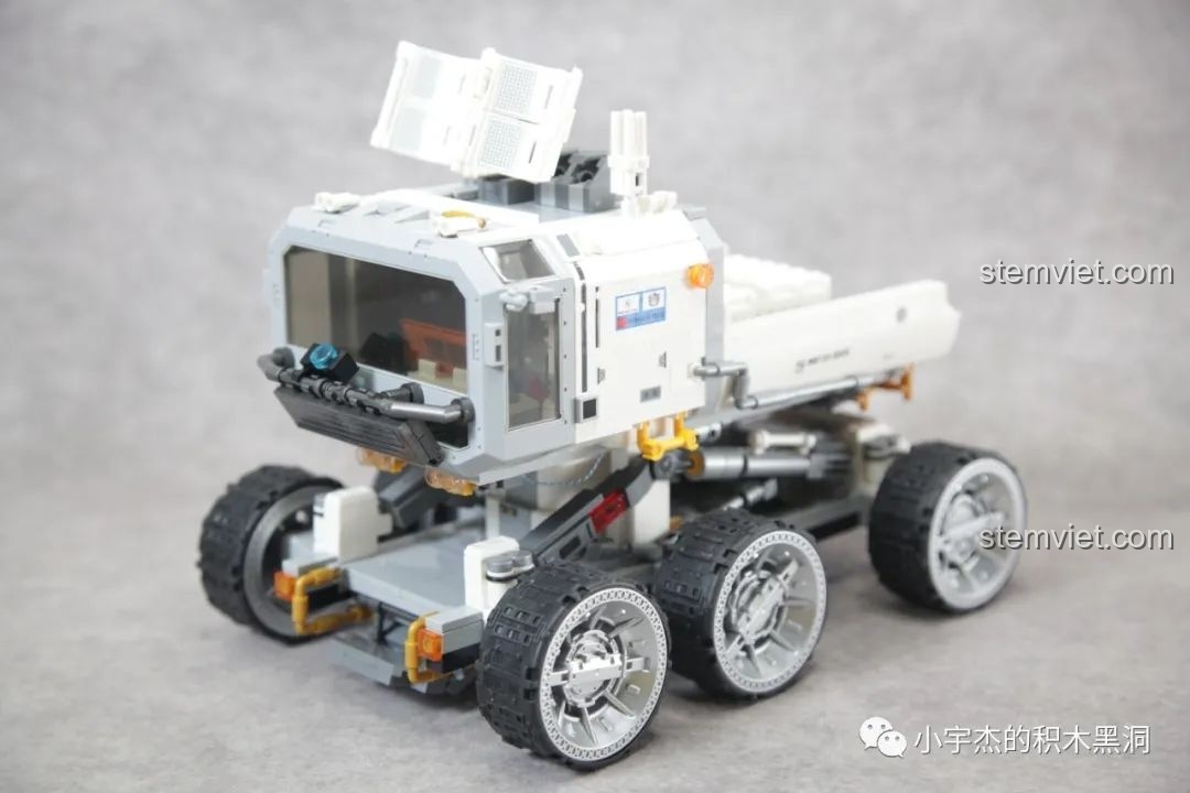 Góc nhìn 3/4 của mô hình Xe Vận Tải Mặt Trăng SEMBO 107105, khoe trọn thiết kế.