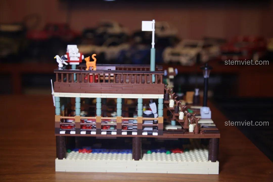 Góc nhìn bên hông của mô hình Bến Tàu Làng Chài, tập trung vào cầu thang và cấu trúc tầng trên.