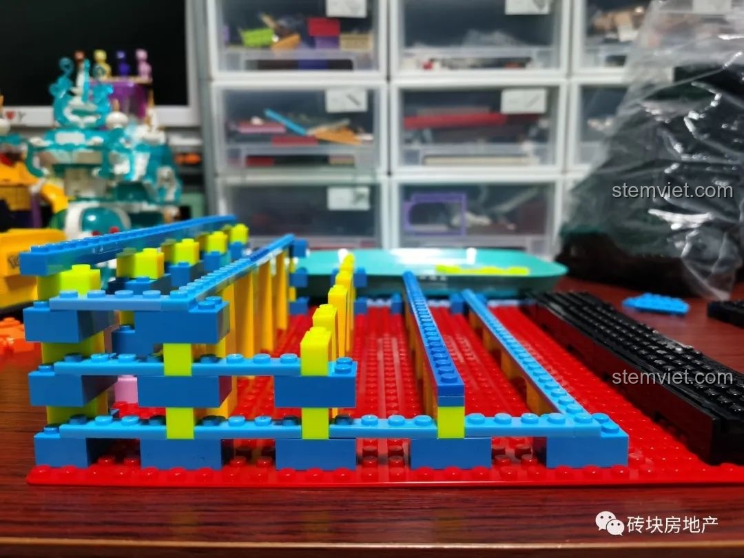 Góc nhìn bên hông cấu trúc bậc thang, thể hiện sự tỉ mỉ trong việc lắp ráp hộp trưng bày minifigure.