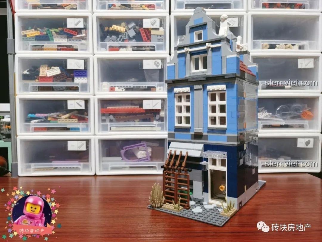 Góc nhìn bên hông của bộ Leier 10004 Tòa nhà Hiệu Thuốc Cổ Điển đã hoàn thành, cho thấy thiết kế sân sau.