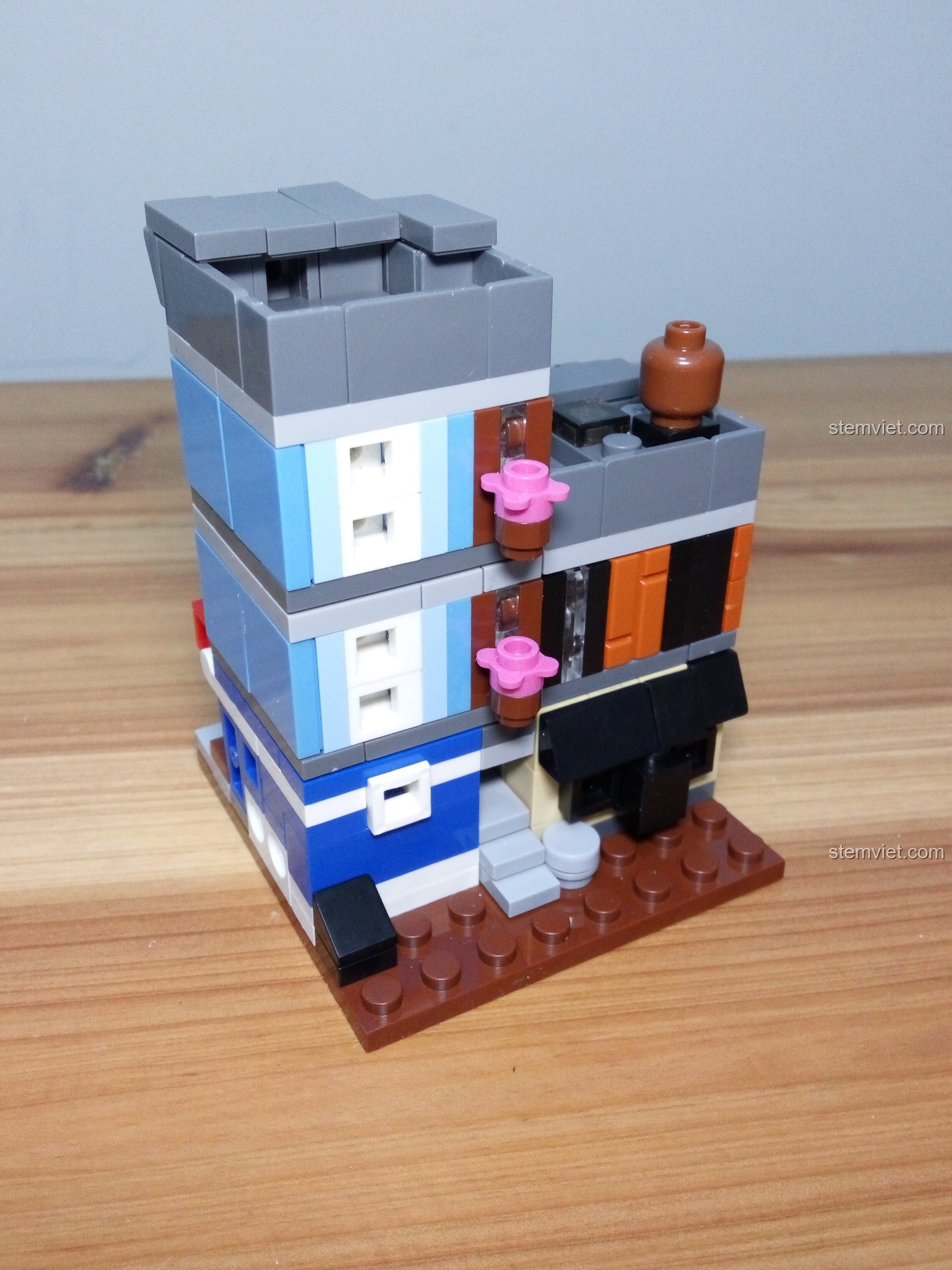 Góc nhìn bên hông của mô hình Jisi 1115, cho thấy mái hiên và các cửa sổ. Review Jisi 1115 Mô hình Văn phòng Thám tử.