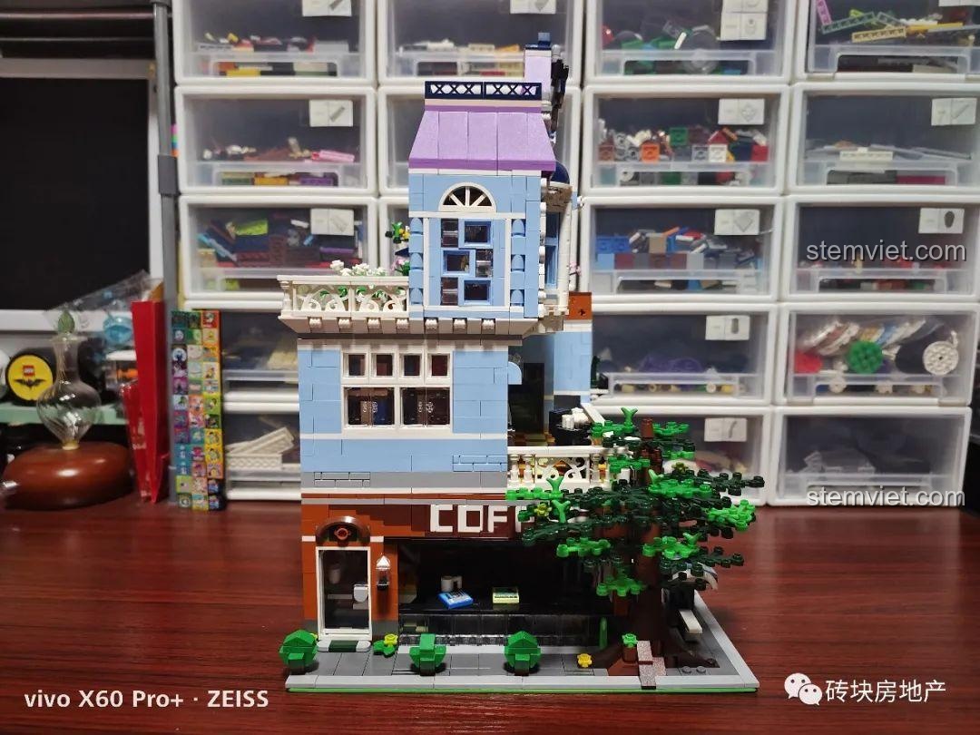 Góc nhìn bên hông của bộ lắp ráp Quán Cà Phê Góc Phố Mould King xịn giá rẻ.