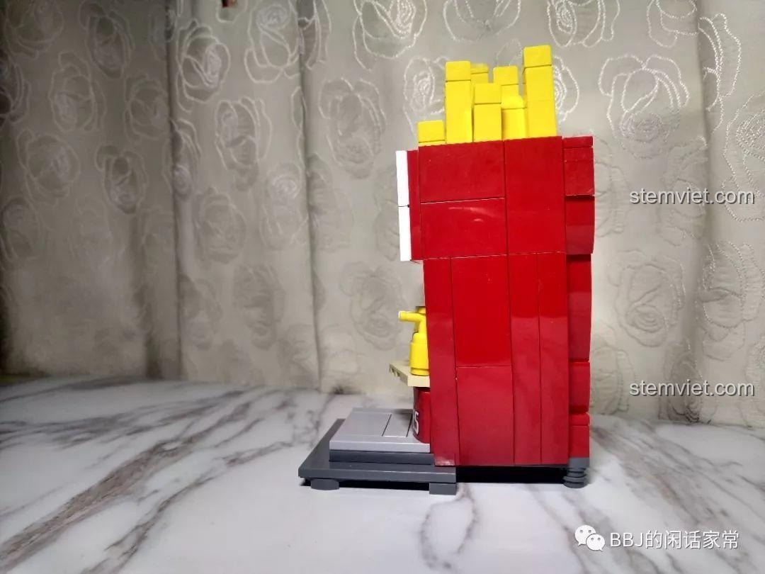 Góc nhìn bên phải của mô hình tiệm khoai tây chiên Sembo 601058, thể hiện cấu trúc của sản phẩm.