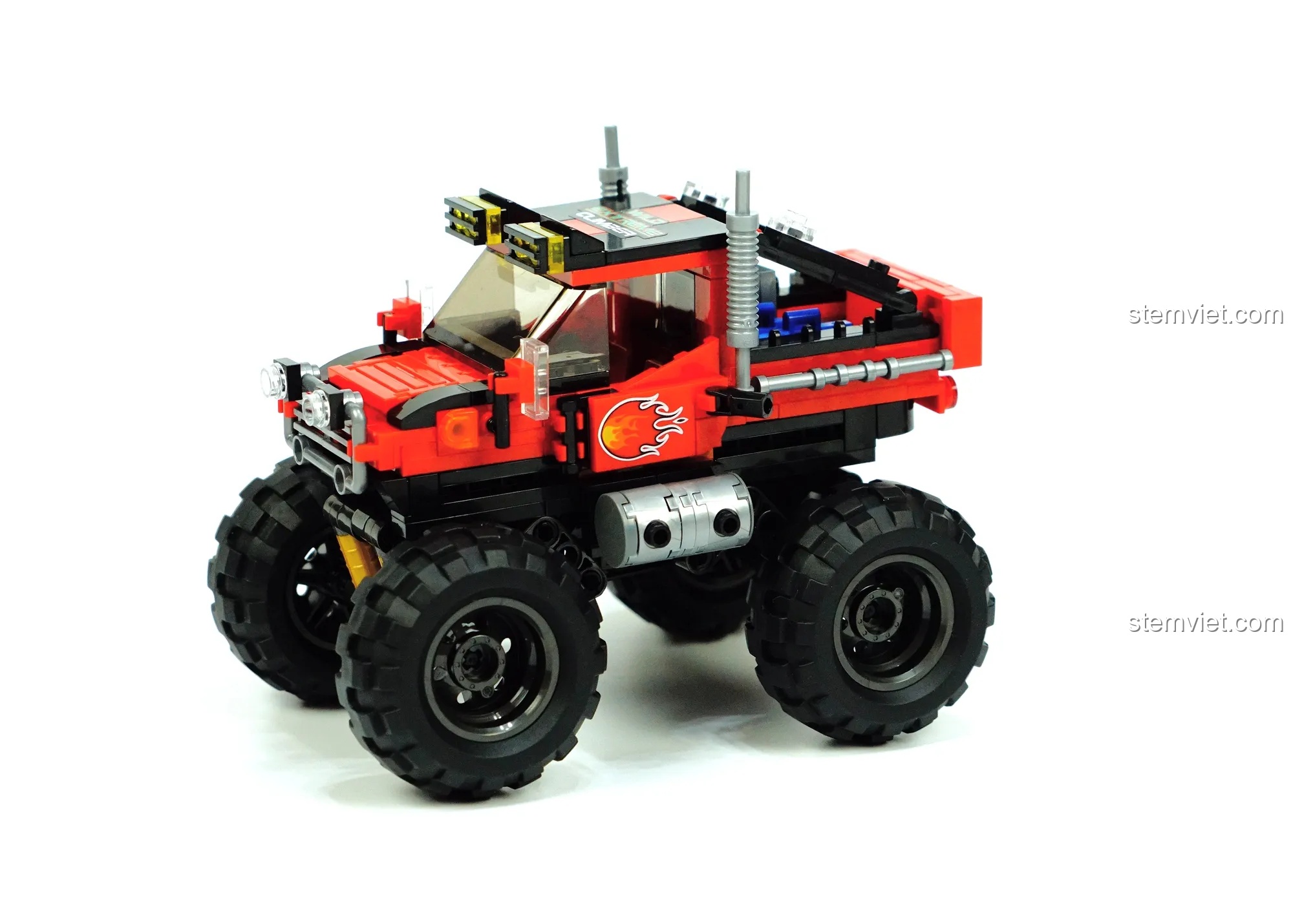 Góc nhìn bên hông của mô hình Xe bán tải hầm hố 3025 hoàn chỉnh, thể hiện sự mạnh mẽ.