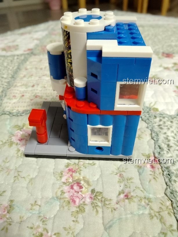 Góc nhìn bên phải của đồ chơi mô hình Cửa hàng nước có ga cho bé gái 6 tuổi, có cửa sổ bán hàng.