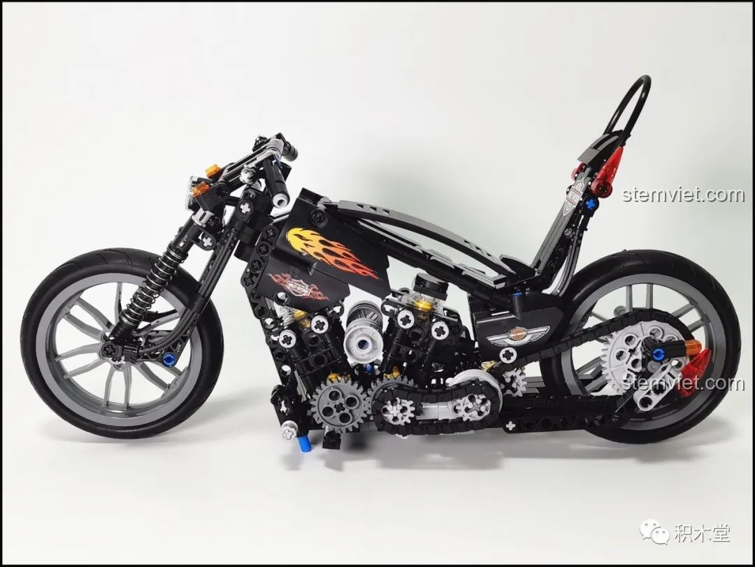 Góc nhìn bên phải của mô hình xe Harley cổ điển Lucky Star 50024, khoe trọn kết cấu.