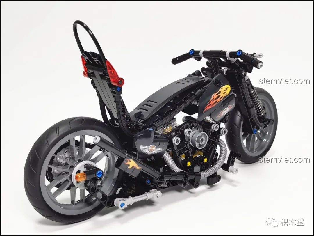 Góc nhìn từ phía sau bên trái của bộ xếp hình Xe mô tô chopper cổ điển Lucky Star.