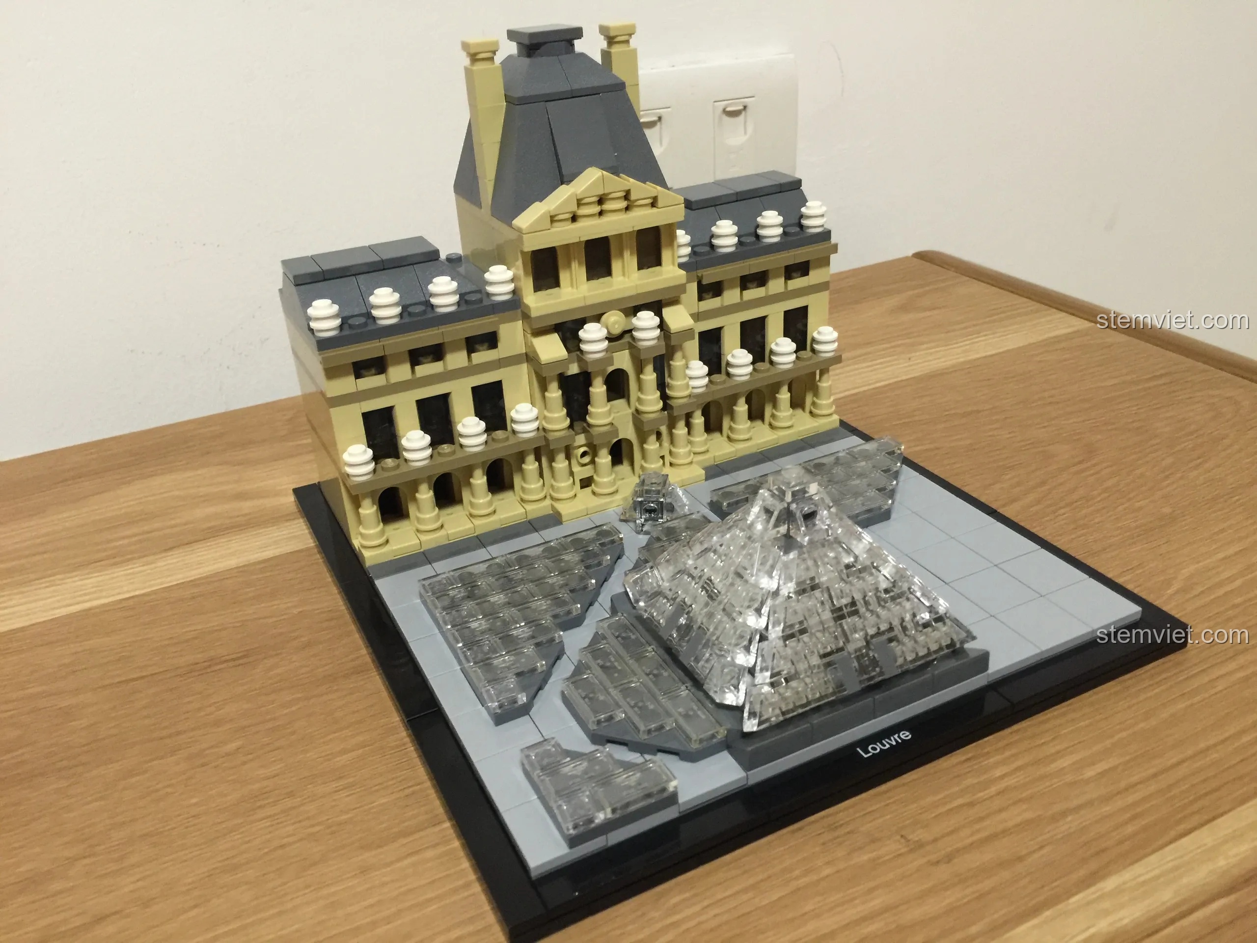 Mô hình LEGO 21024 Louvre nhìn từ góc cao, khoe trọn vẹn thiết kế đối xứng của cung điện và kim tự tháp.