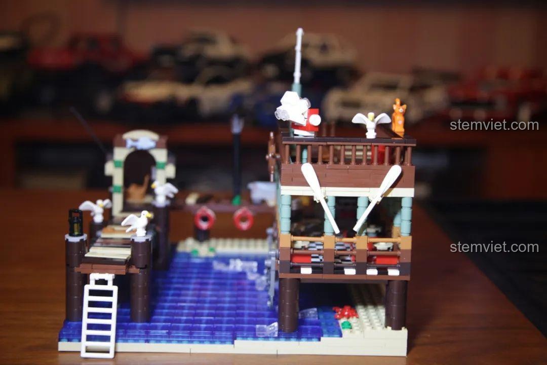 Góc nhìn chéo của bộ xếp hình Bến Tàu Làng Chài, làm nổi bật các chi tiết như lan can, cột đèn và cầu thang.