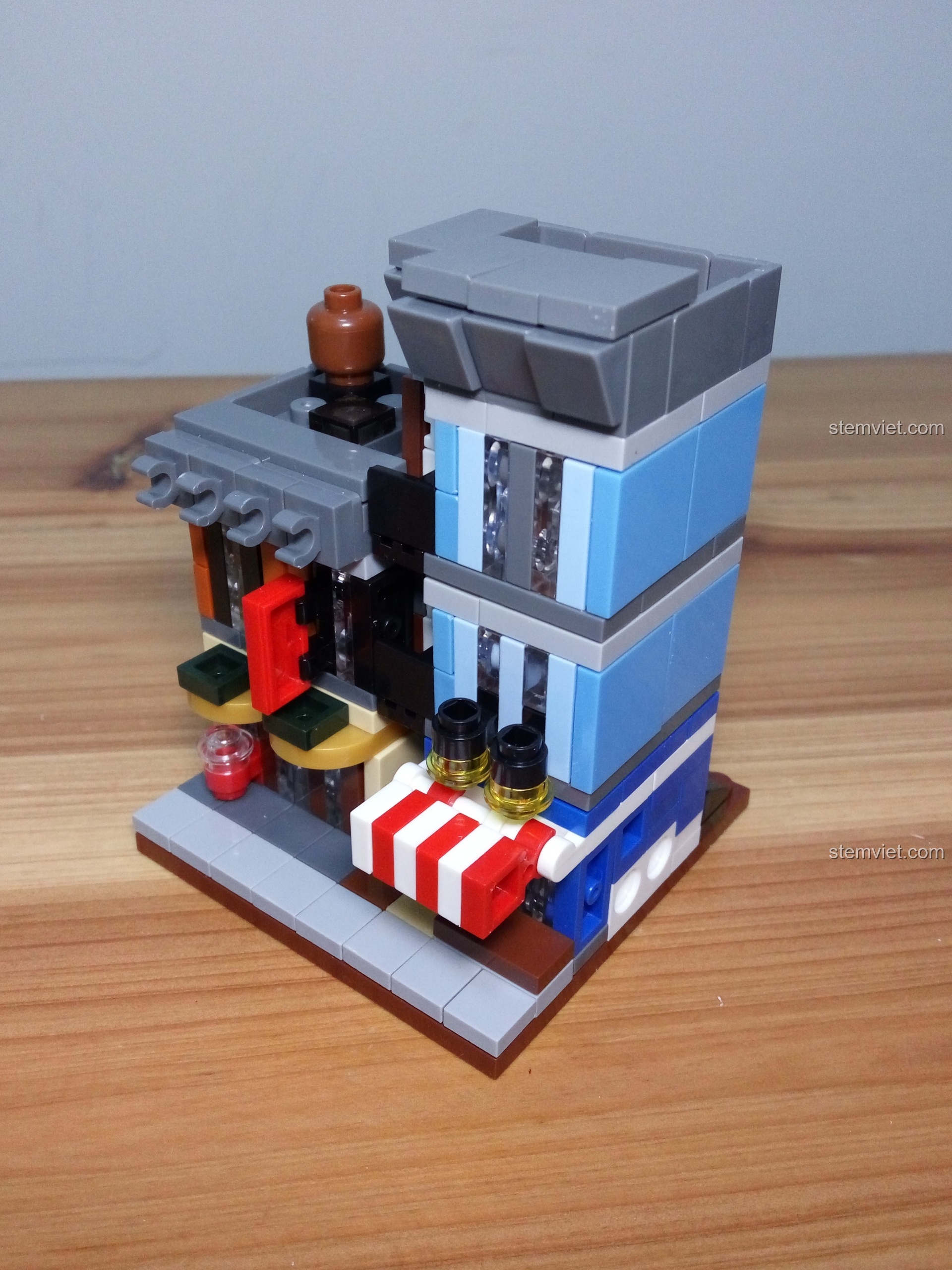 Góc nhìn khác của mô hình Jisi 1115 hoàn chỉnh, khoe các chi tiết bên hông. Trải nghiệm Jisi 1115 Tòa nhà phố mini.