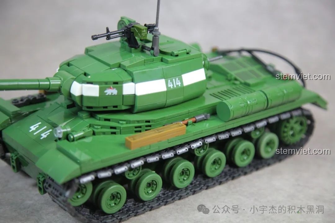 Góc nhìn chéo từ phía sau của xe tăng IS-2, thể hiện sự bề thế và mạnh mẽ của mô hình.