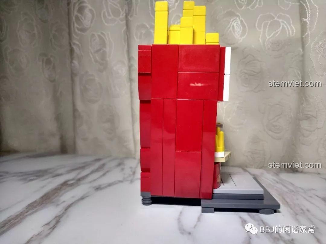 Góc nhìn bên trái của mô hình tiệm khoai tây chiên Sembo 601058, hoàn thiện góc nhìn 360 độ.