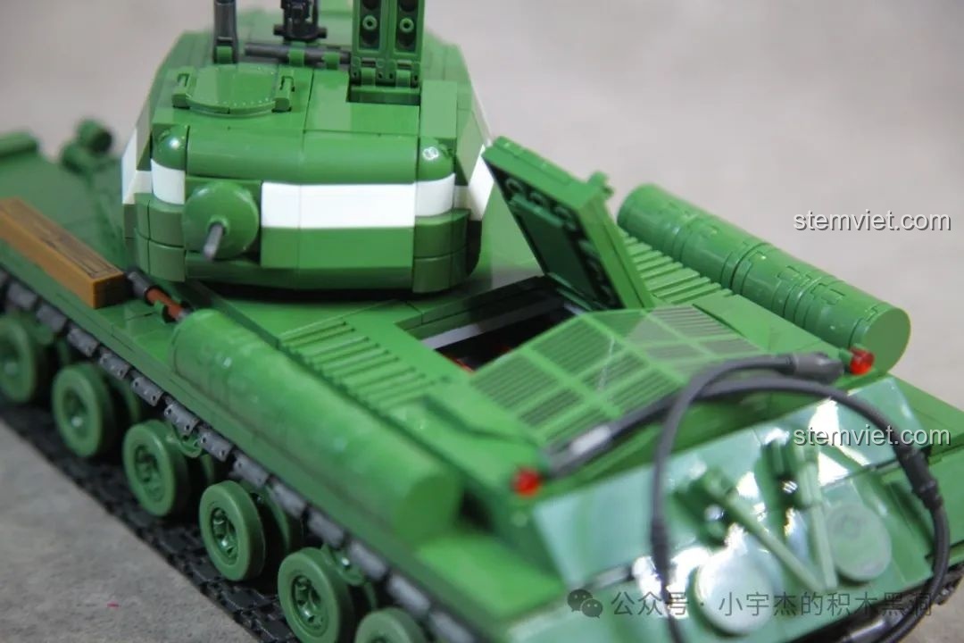 Góc nhìn chéo từ phía trước của xe tăng IS-2, một góc chụp đẹp và đầy uy lực.