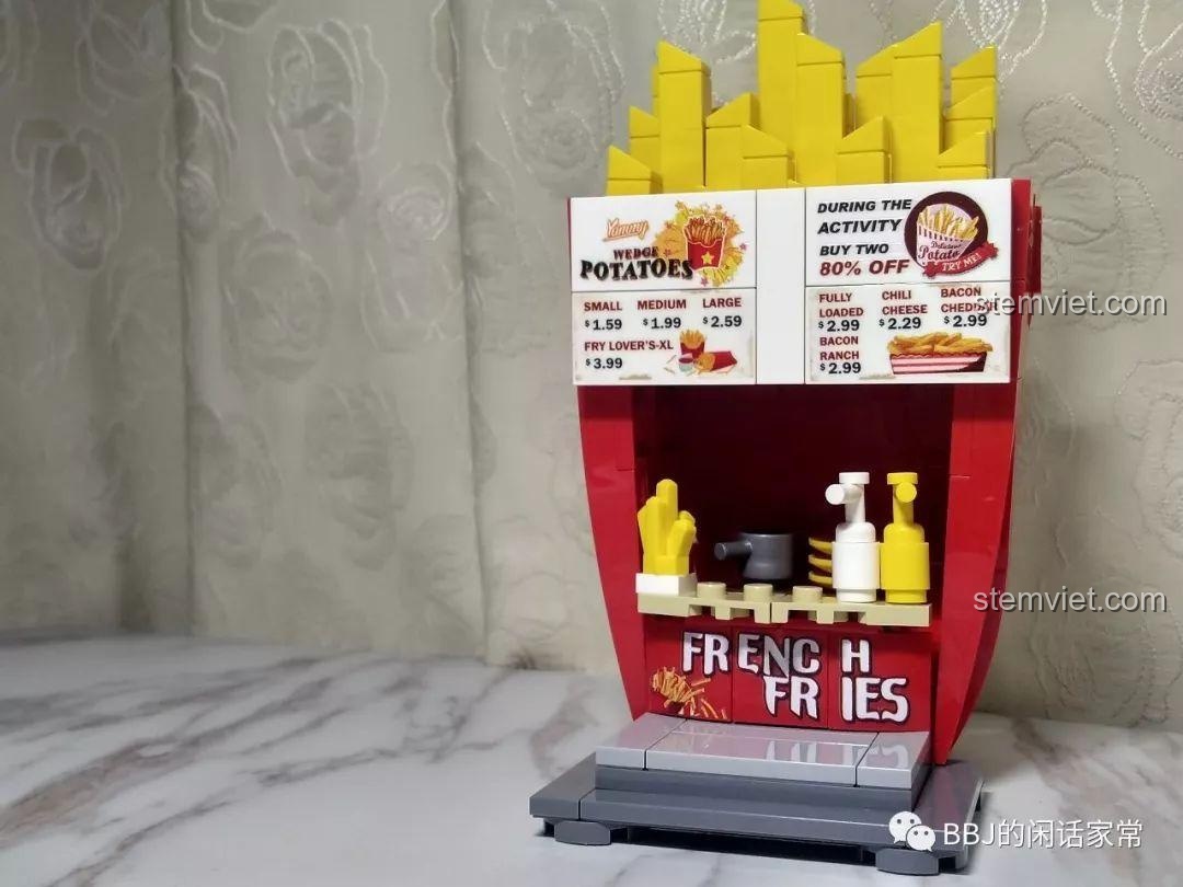 Góc nhìn chính diện của mô hình lắp ráp tiệm khoai tây chiên Sembo 601058 sau khi hoàn thành.