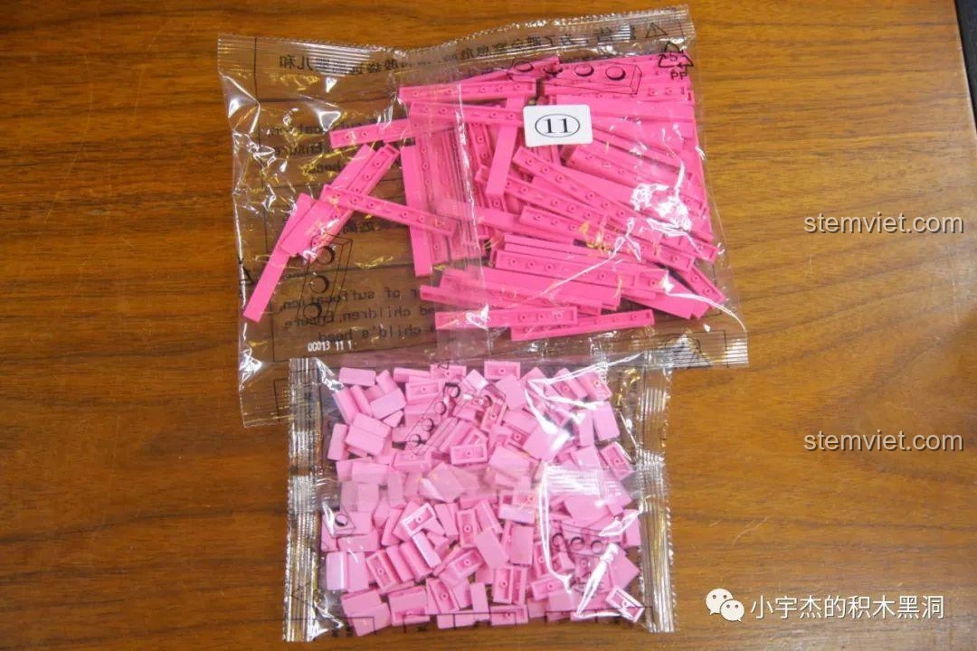 Góc nhìn khác của Thùng Container Hồng 1:10 YC-QC013, thể hiện tổng thể thiết kế và màu sắc.