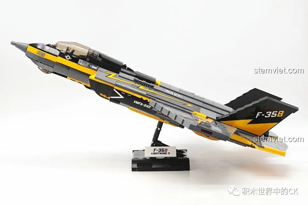 Một góc nhìn khác của đồ chơi mô hình Máy bay chiến đấu F-35B Lightning II, thể hiện sự hoành tráng và chi tiết của sản phẩm.