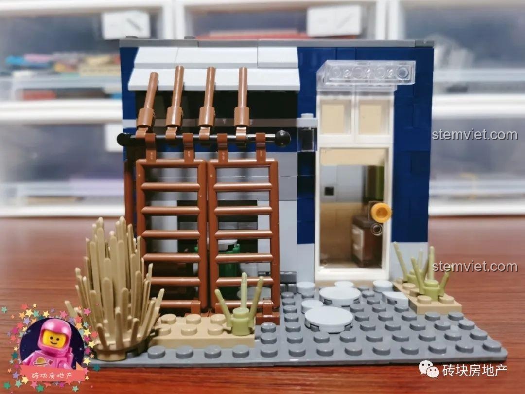 Góc nhìn khác của sân sau bộ Leier 10004, cho thấy các chi tiết thang và cây cỏ, tạo nên một không gian sống động.