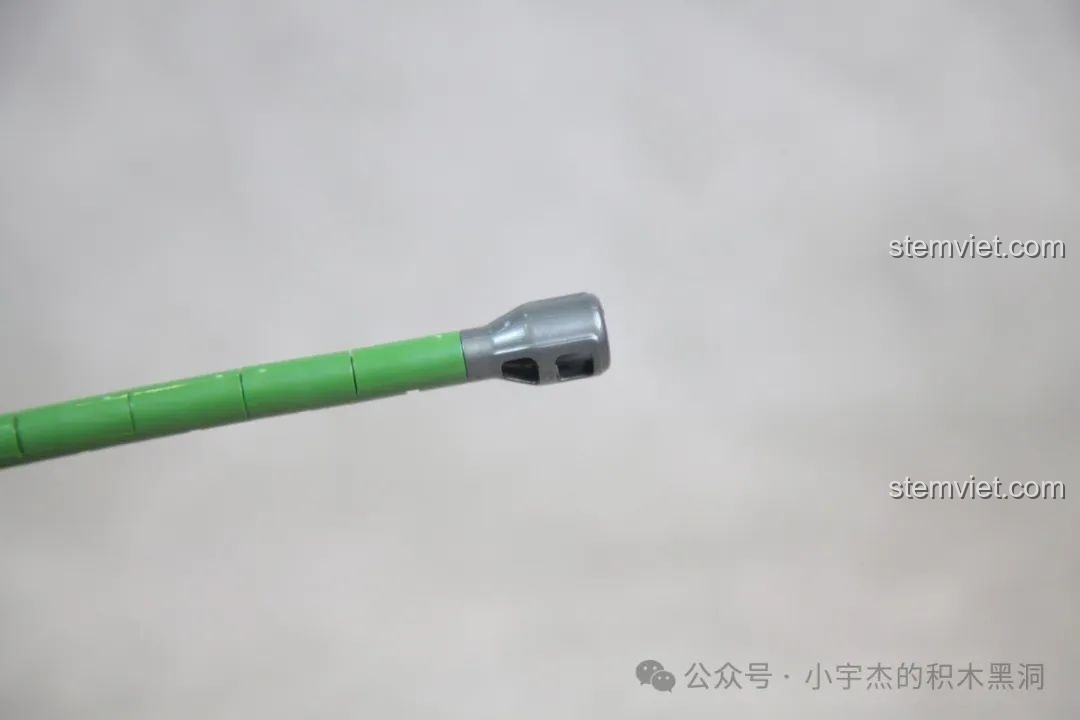 Một góc nhìn khác về chi tiết súng máy và các bộ phận trên nóc tháp pháo xe tăng IS-2.