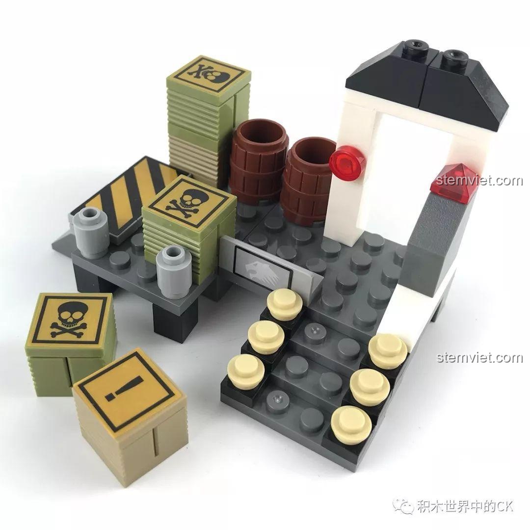 Góc nhìn cận cảnh Khu vực thùng hàng, thể hiện cấu trúc và các mảnh ghép của bộ lắp ráp Chiến trường sinh tồn.