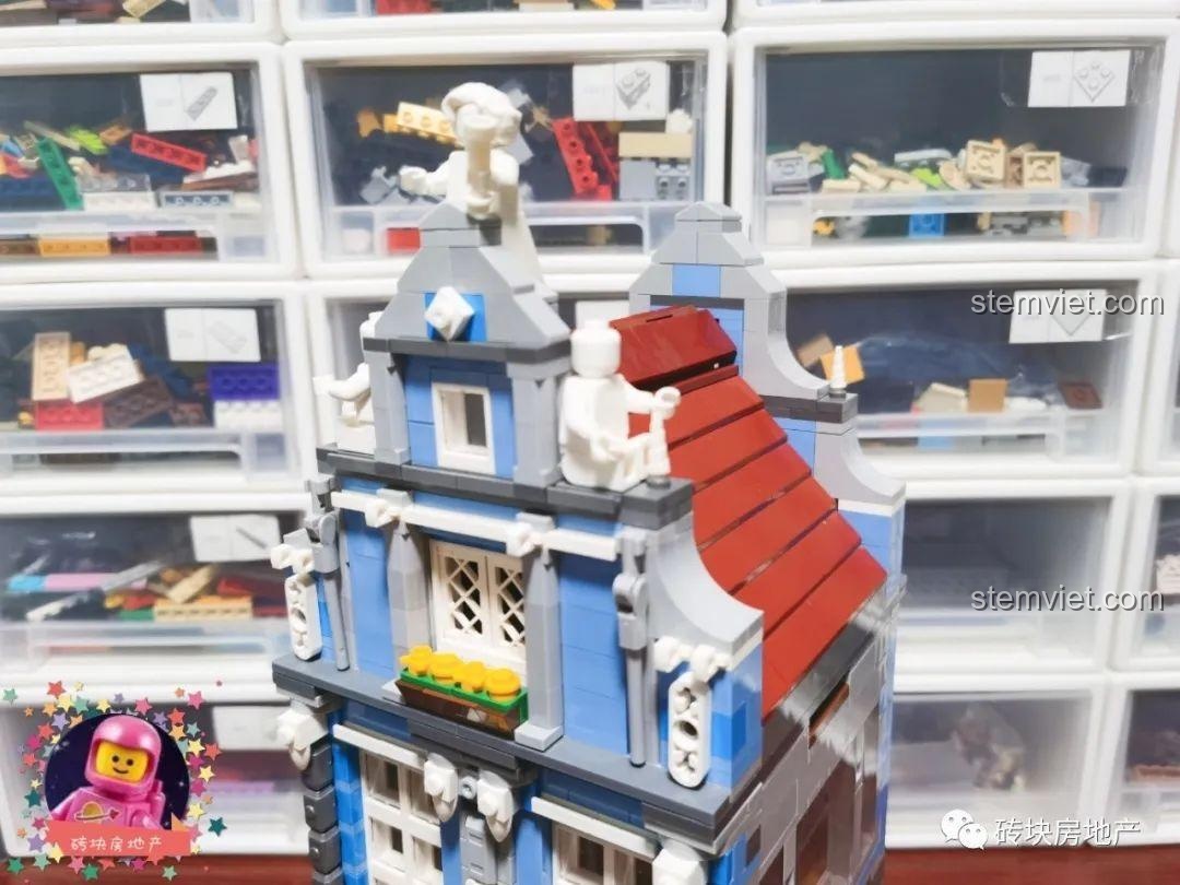 Góc nhìn khác của phần mái nhà bộ Leier 10004, cho thấy sự kết hợp màu sắc giữa mái ngói đỏ và các chi tiết khác.