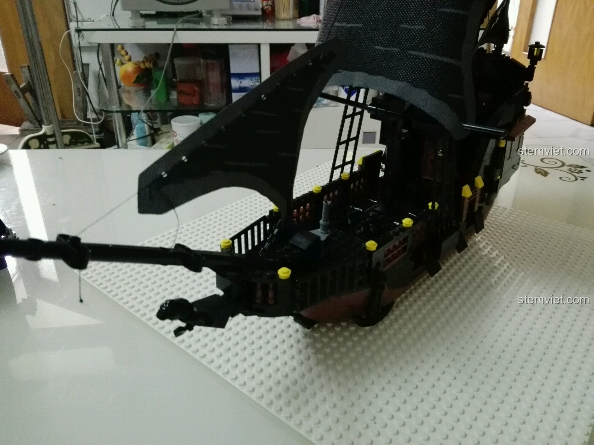 Góc nhìn ngang của mô hình GUDI 9115 Tàu Ngọc Trai Đen hoàn chỉnh, khoe trọn vẻ đẹp và kích thước.