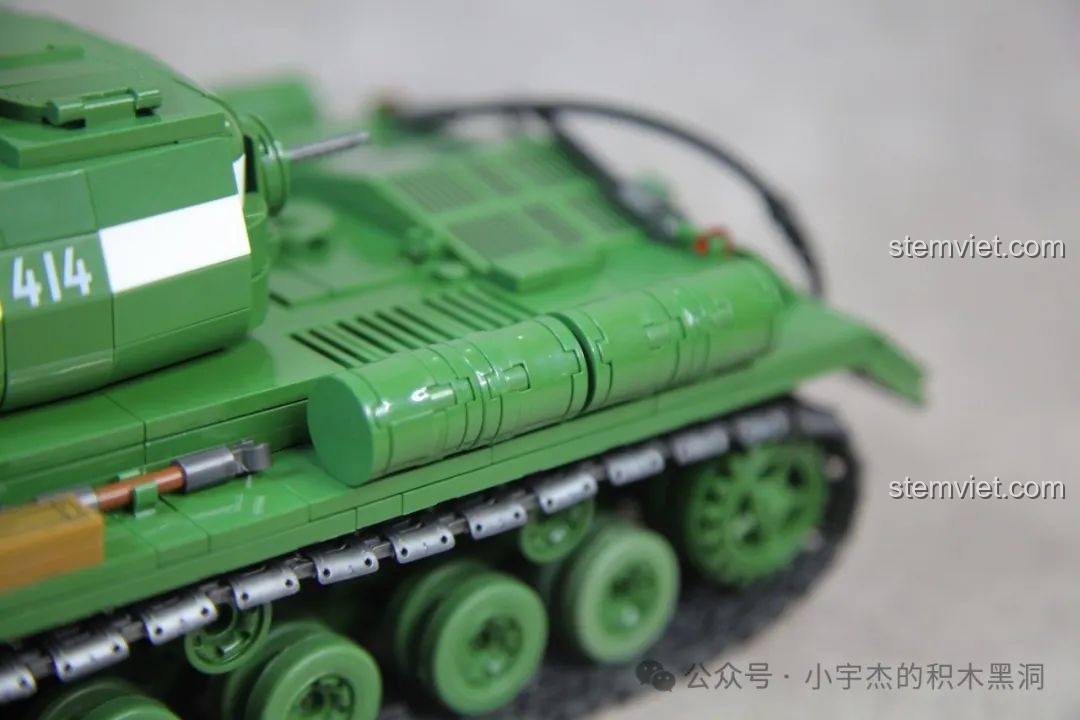 Góc nhìn ngang của mô hình xe tăng IS-2, thể hiện chiều dài ấn tượng gần 40cm.