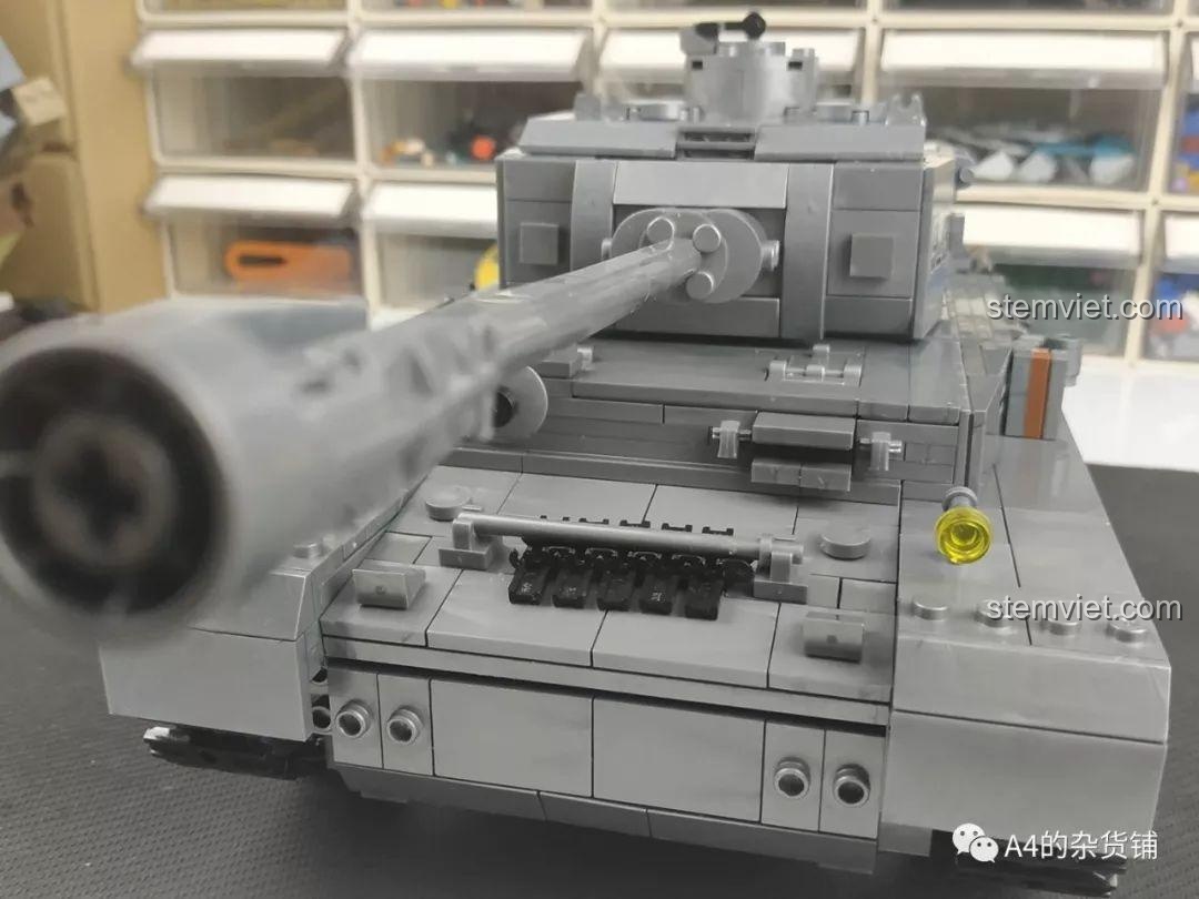 Góc nhìn ngang của mô hình xe tăng Panzer IV F2 hoàn chỉnh, cho thấy chiều dài ấn tượng và các chi tiết bên hông.