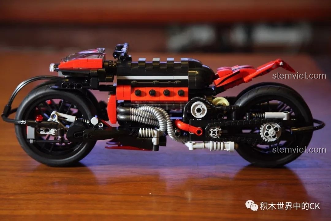 Góc nhìn ngang khác của mô hình Xingbao XB-03021 Mô tô V8 Lazareth LM847 xịn giá rẻ sau khi lắp ráp xong.