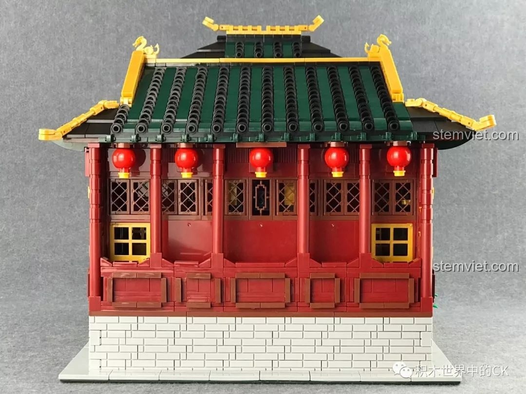 Góc nhìn từ phía sau của bộ xếp hình Đại Hí Viện Phố Tàu, nổi bật với kiến trúc mái ngói.