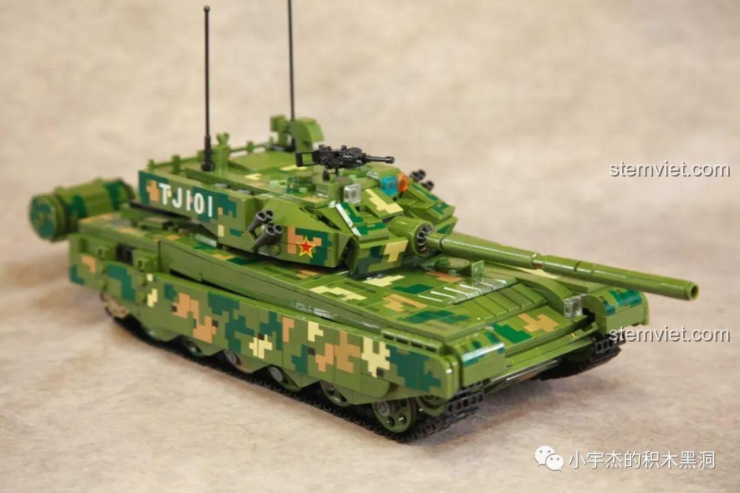 Góc nhìn từ phía sau của mô hình Xe tăng Type 99A 688001, với các chi tiết thùng nhiên liệu phụ.