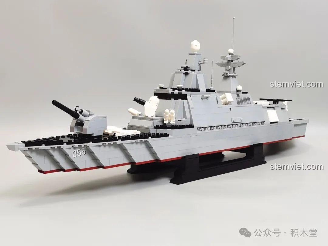 Góc nhìn từ phía trước của bộ xếp hình Khu trục hạm Type 055 GUDI giá tốt, làm nổi bật phần mũi tàu.