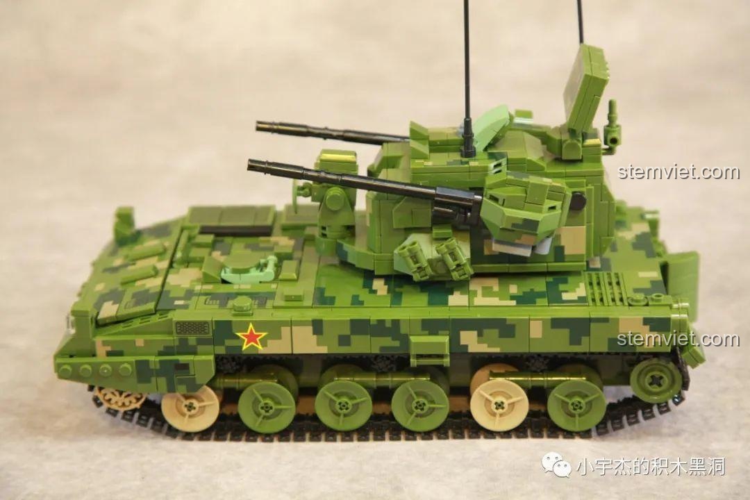 Góc nhìn từ phía sau của tháp pháo mô hình Pháo cao xạ tự hành Type 09 688005.