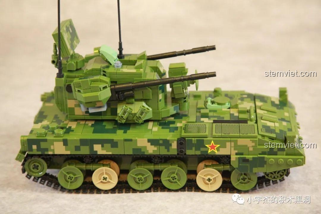 Góc nhìn từ phía sau của mô hình Xe chiến đấu phòng không Type 09 688005.