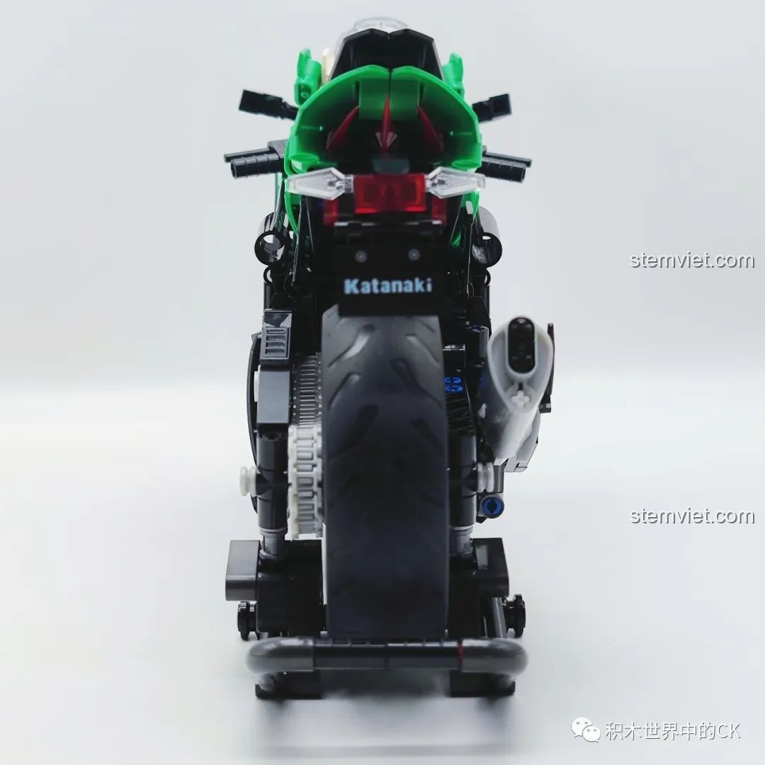 Góc nhìn từ phía sau của mô hình xe máy Kawasaki 91023, làm nổi bật ống xả và đèn hậu.
