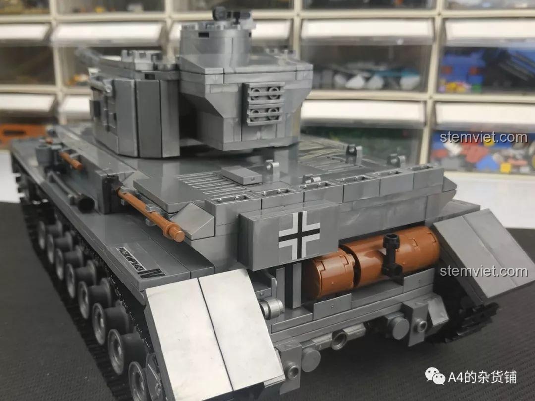 Góc nhìn từ phía sau của mô hình xe tăng KAZI 82010, nổi bật với thùng nhiên liệu và các chi tiết đuôi xe.