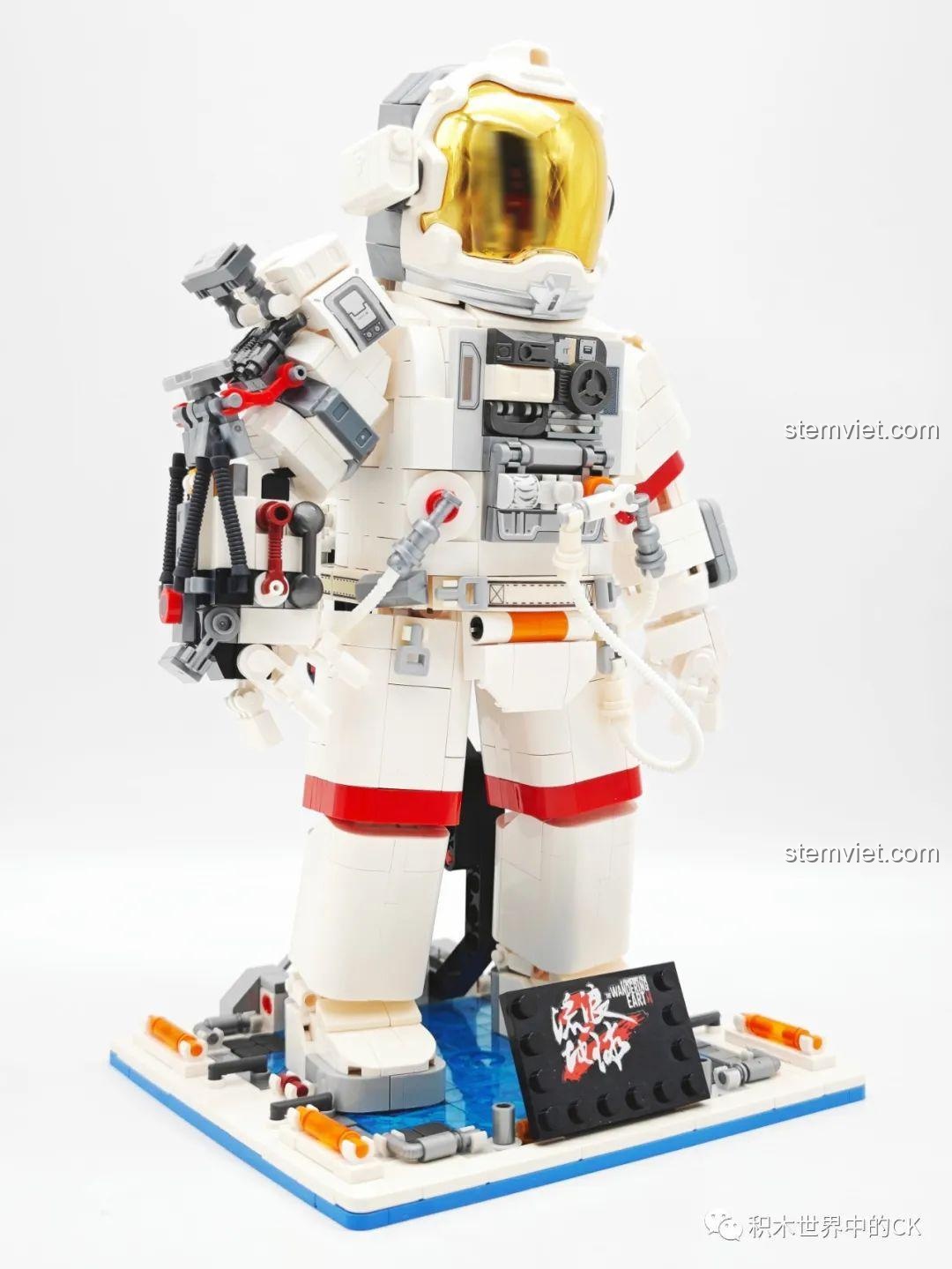 Một góc nhìn tổng thể khác của bộ xếp hình Mô Phi hành gia Lưu Lạc Địa Cầu 2, thể hiện sự hoành tráng và chi tiết.