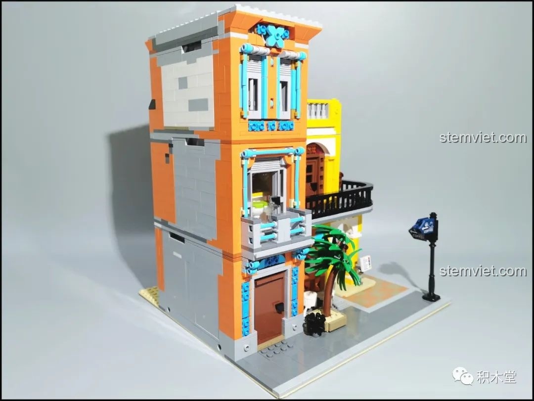 Góc nhìn từ trên cao của bộ lắp ráp RAEL 10002, cho thấy toàn bộ phần mái và sân thượng.